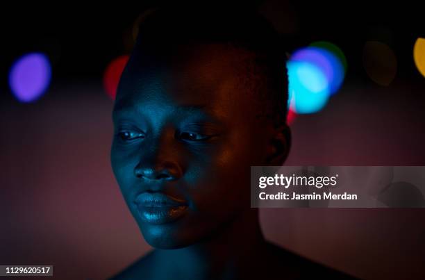 beautiful black girl posing at night - portrait afrika kind stock-fotos und bilder