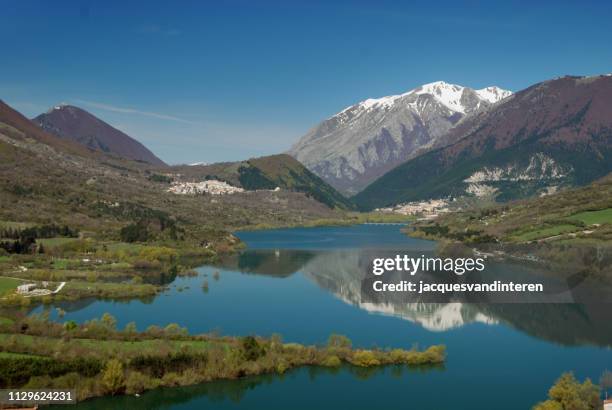 lago di barrea (lago de barrea) en el parque nacional de abruzzo, italia, rodeada de montañas - parque nacional de abruzzo fotografías e imágenes de stock