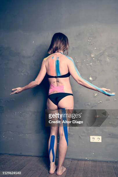 kinesiology. taped woman with doing a posture - fisioterapia neurológica imagens e fotografias de stock