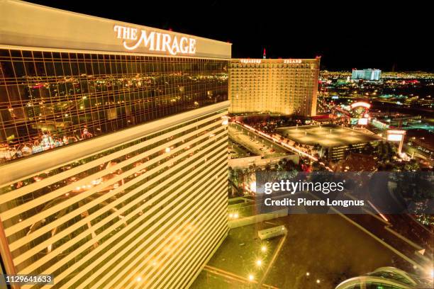 high view of the mirage hotel façade, treasure island hoptel in backdrop - mirage las vegas imagens e fotografias de stock