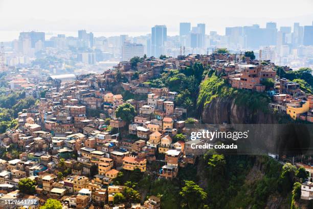 slum und der innenstadt von rio de janeiro - rio de janeiro stock-fotos und bilder