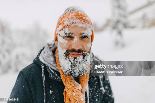 menschliches gesicht mit schnee bedeckt - face snow stock-fotos und bilder