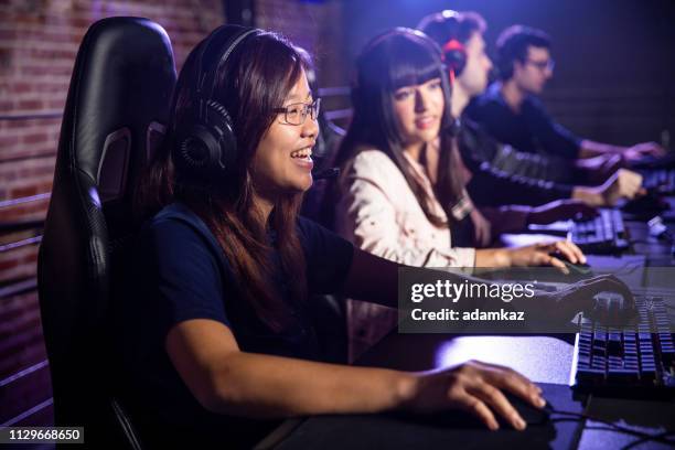 diverse groep studenten spelen esports - internet cafe stockfoto's en -beelden