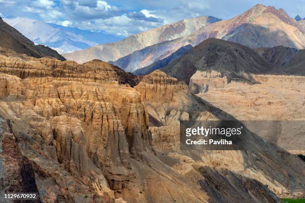 blick auf die berglandschaft des himalaya, jammu und kaschmir, ladakh region, tibet, indien - lamayuru stock-fotos und bilder