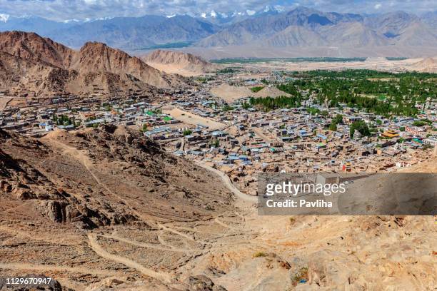 vue sur la vallée de leh avec stok kangri jammu and kashmir, ladakh région, tibet, inde - distrikt leh photos et images de collection