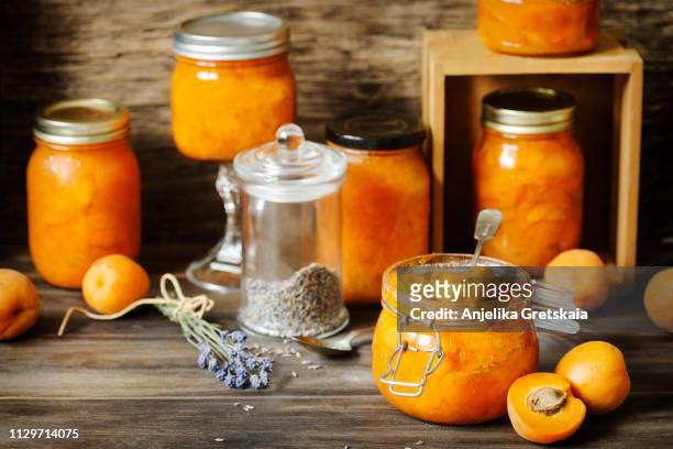 apricot jam with lavender in glass jars - in konserve abfüllen stock-fotos und bilder
