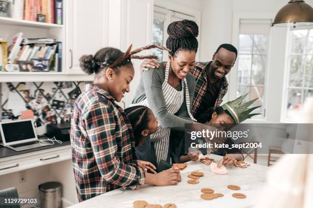 familie weihnachtsbräuche - butterkekse - african american christmas images stock-fotos und bilder