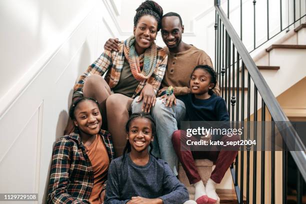 gelukkige ouders en drie kinderen - familie met drie kinderen stockfoto's en -beelden