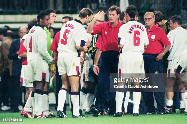 Glen Hoddle with the team before the penalty shoot out during FIFA World Cup in France at the State Geoffory-Guichard in Saint-Etienne 30th June 1998.