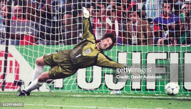 David Seaman during the penalty shoot out FIFA World Cup in France at the State Geoffory-Guichard in Saint-Etienne 30th June 1998.