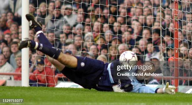 Mark Schwarzer saves Arsenal v Middlesbrough Premier League at Highbury 14th April 2001.