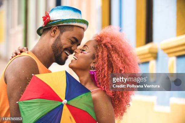 passionate couple at carnival - casal beijando na rua imagens e fotografias de stock