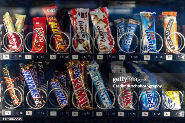 vending machine with all sorts of snacks, located at the station of amsterdam bijlmer arena - 2019 - máquina de venda automática imagens e fotografias de stock