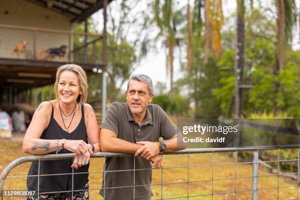 feliz madura pareja hablando juntos en su granja - lismore nueva gales del sur fotografías e imágenes de stock
