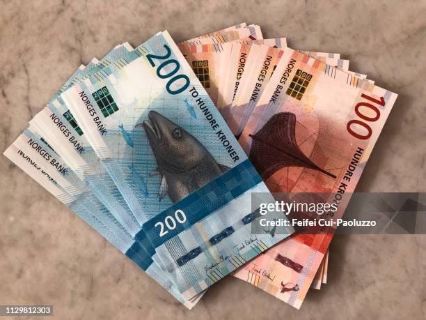 two hundred banknotes and one hundred banknotes of the norwegian krone - norway money stockfoto's en -beelden