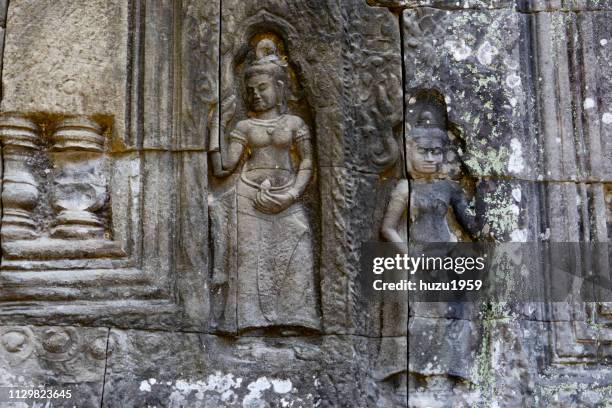 delicate relief of preah khan, siem reap, cambodia - 古い stockfoto's en -beelden