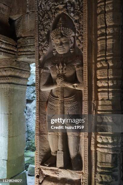 delicate relief of preah khan, siem reap, cambodia - 記念建造物 stock-fotos und bilder