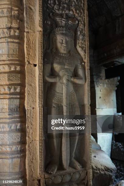 delicate relief of preah khan, siem reap, cambodia - 考古学 stock-fotos und bilder