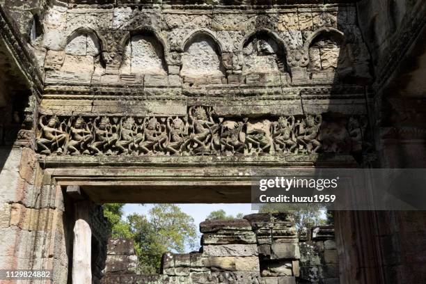 delicate relief of preah khan, siem reap, cambodia - 彫刻物 photos et images de collection