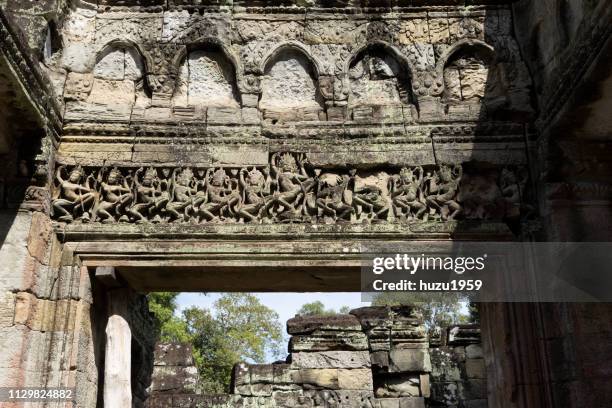 delicate relief of preah khan, siem reap, cambodia - 古い stockfoto's en -beelden