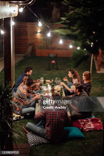 diner met vrienden - wijn tuin stockfoto's en -beelden