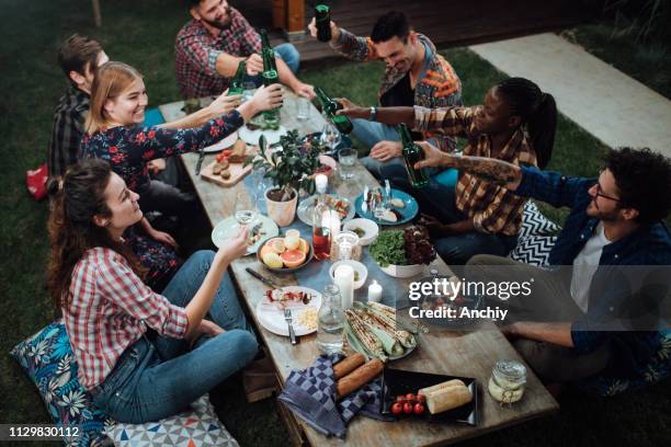 vänner rosta med vin och öl på rustik middag fest - summer party bildbanksfoton och bilder