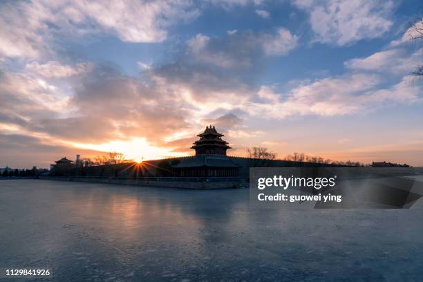 sunrise at the corner of the forbidden city - 標準角度 stockfoto's en -beelden