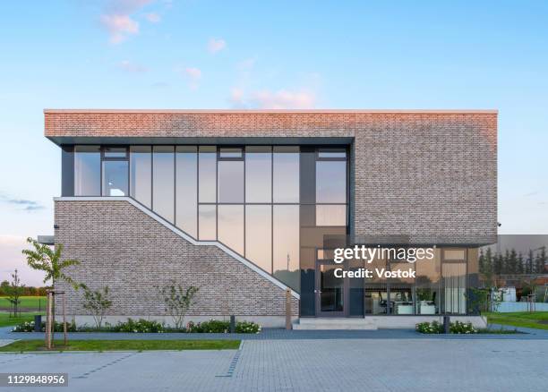 exterior of the office building in germany - glass entrance imagens e fotografias de stock