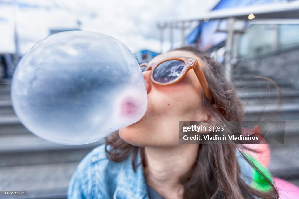 Portret van de vrouw een zeepbel blazen kauwgom