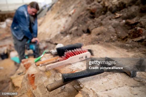 March 2019, Berlin: Tools lie in the archaeological excavation field in the Mühlendamm on the site of the historic Molkenmarkt, where Lutz Wanderer,...