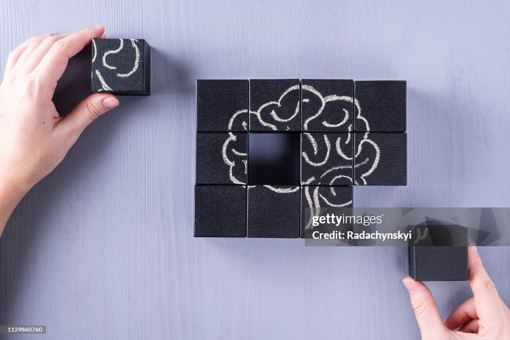 Il concetto di cervello umano. Istruzione, scienza e concetto medico. Cervello disegnato in gesso su cubi neri.