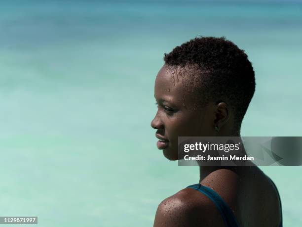 black skin girl in turquoise water - kids swimsuit models 個照片及圖片檔