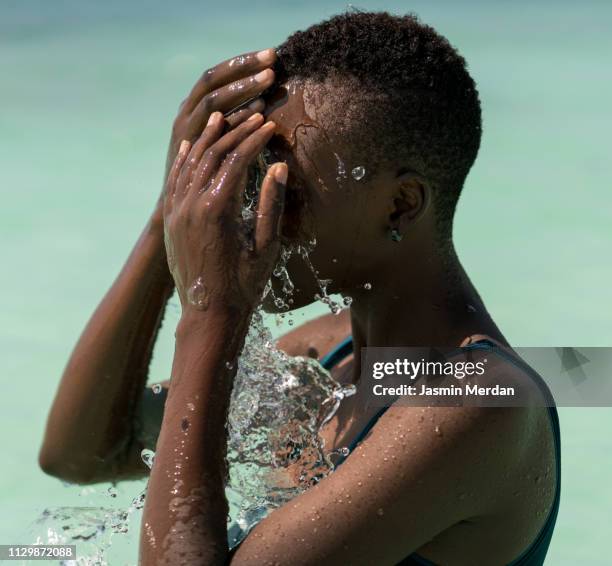 black girl splashing - african american women wet stock-fotos und bilder