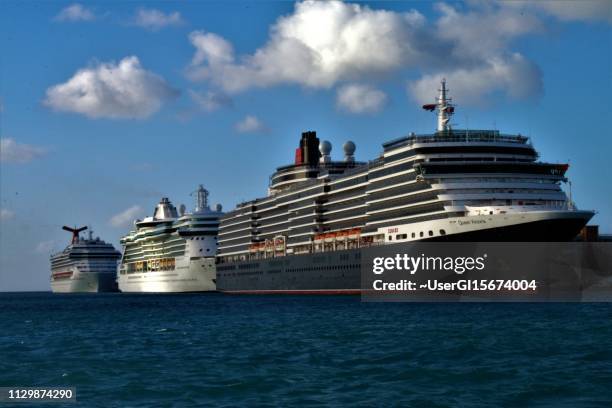 os cruzeiros encaixado em aruba - queen victoria - fotografias e filmes do acervo