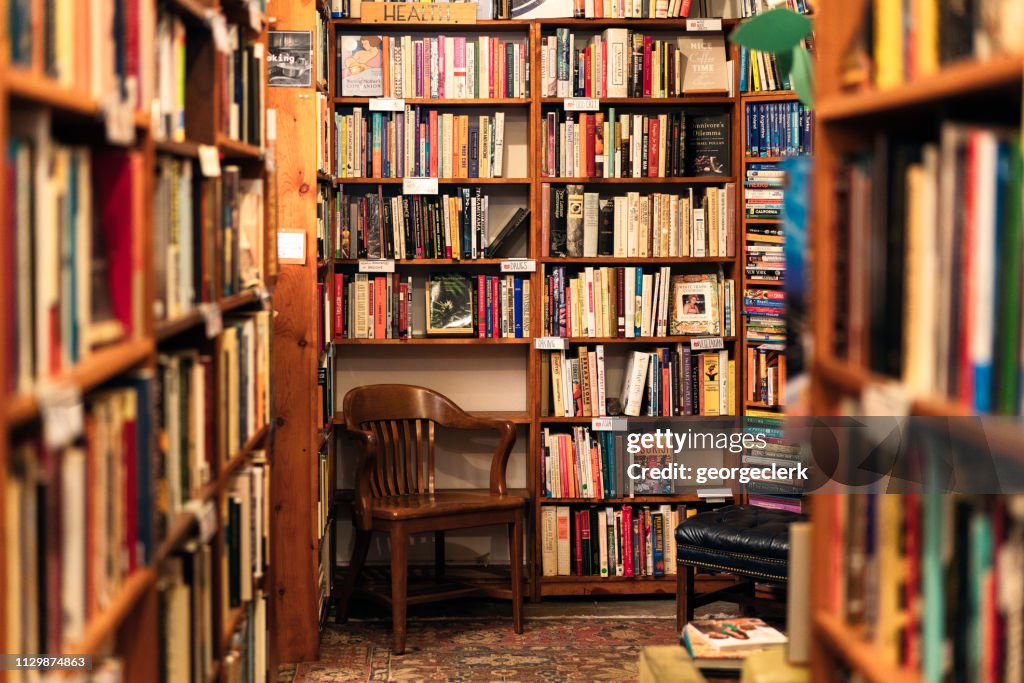 Bücher auf dem Display in der Ecke einen Secondhand-Buchladen