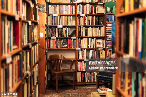 libri in mostra nell'angolo di una libreria di seconda mano - library foto e immagini stock