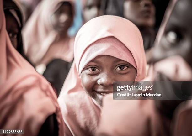 muslim girl school - muslim girl stockfoto's en -beelden