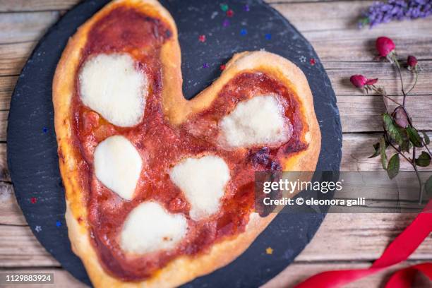 heart pizza - tipo di cibo stock-fotos und bilder