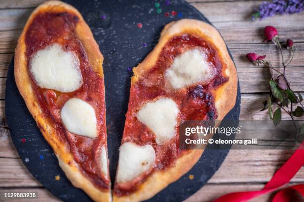 heart pizza - tipo di cibo stock-fotos und bilder