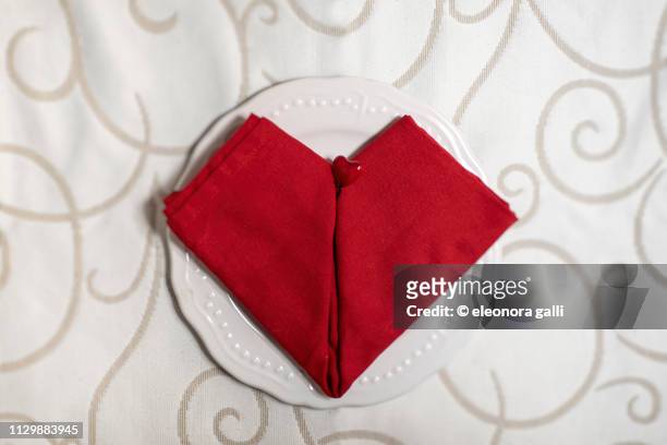 tovagliolo rosso a cuore - simbolo di cuore stockfoto's en -beelden