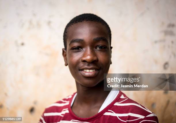 black teenage boy smiling - black teens stock pictures, royalty-free photos & images