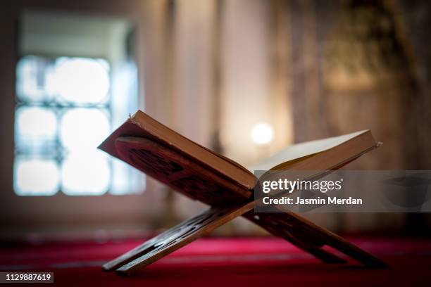 quran in the mosque - koran stock-fotos und bilder