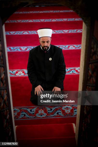 man of religion inside mosque praying - isfahan imam stock-fotos und bilder