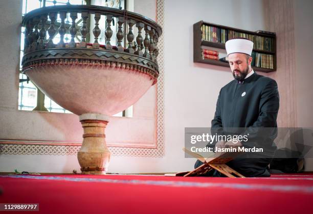 man of islam sitting in mosque reading - isfahan imam stock-fotos und bilder