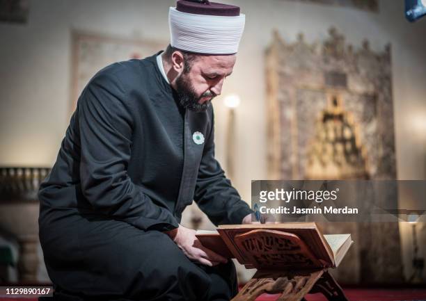 man of islam sitting in mosque reading - imam 個照片及圖片檔