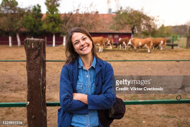 travail quotidien au ranch - champs et lait photos et images de collection