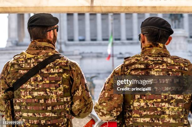 italian army surveillance in rome, italy. - exército italiano imagens e fotografias de stock