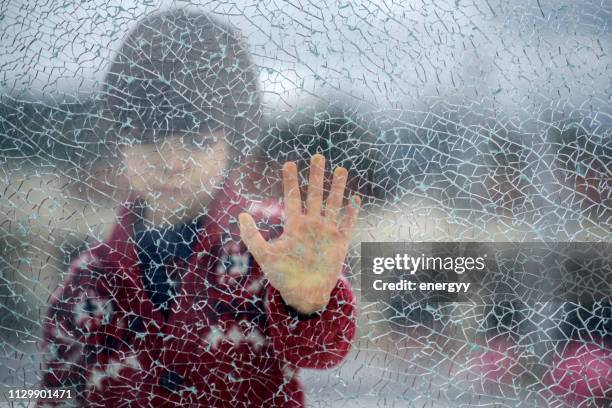 zelfverdediging - kindermishandeling stockfoto's en -beelden