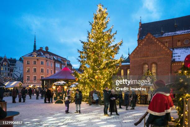 weihnachtsmarkt in doma square, riga, lettland - riga stock-fotos und bilder