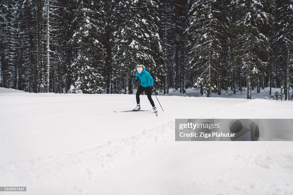 Fit Woman Skilanglauf bergauf